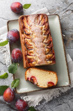 İtalyan Yoğurt Erikli Kek Torta di Susine masadaki tabağa yakın çekim. Yukarıdan dikey üst görünüm