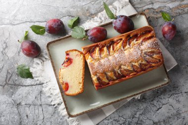 Erikli ve yoğurtlu taze pişmiş sünger keki masanın üstünde. Yukarıdan yatay üst görünüm