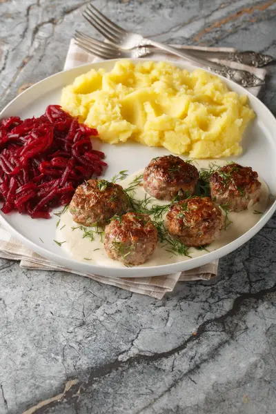 Polonya Köftesi Klopsiki, patates püresi ve pancar salatasını masanın üzerine yakın plan koy. Dikey