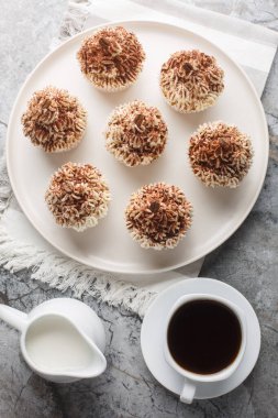 Mascarpone kakao kaplı Tiramisu Cupcakes masanın üzerindeki tabağa yakın çekim. Yukarıdan dikey üst görünüm