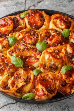 Peynirli biberli pizza, İtalyan sosisi, Mozzarella ve fesleğen kapağı masanın üstünde. Dikey