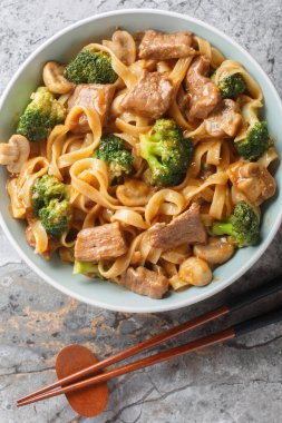 Sarımsaklı biftek ve mantarlı brokoli eriştesi. Masanın üzerindeki kaseye yakın planda harika bir yemek için. Yukarıdan dikey üst görünüm