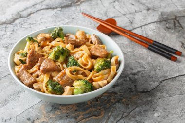 Biftek teriyaki, erişte, mantar ve brokoli. Masanın üzerinde yakın plan bir kasede kızartılıyor. Yatay