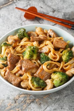 Sarımsaklı biftek ve mantarlı brokoli eriştesi. Masanın üzerindeki kaseye yakın planda harika bir yemek için. Dikey