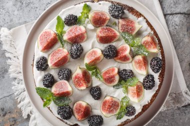 İncirli, böğürtlenli ve ricotta peynirli sonbahar pastası masanın üstünde. Yukarıdan yatay üst görünüm