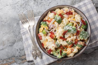 Brokoli, karnabahar, pastırma, çedar peyniri ve kırmızı soğanlı nefis mayonez salatası. Yukarıdan yatay üst görünüm