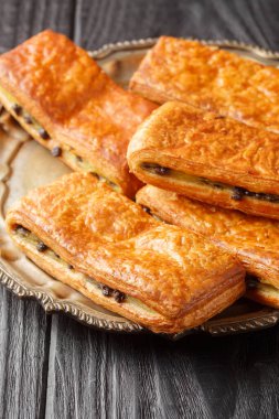 Pain Suisse ya da Swiss Bread, tereyağlı hamurla kaplı tabakların üzerine çikolata kaplı muhallebi konan geleneksel bir Fransız hamur işidir. Dikey