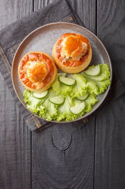 Portakallı börek ya da baharatlı soslu dana eti ile ahşap bir masada salatalık ve salatalık yakın plan servis edilir. Yukarıdan dikey üst görünüm