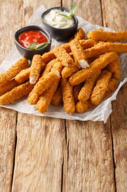 Lezzetli kızarmış tavuk kızartması ketçaplı ve parşömen üzerinde mayonez yakın plan. Dikey