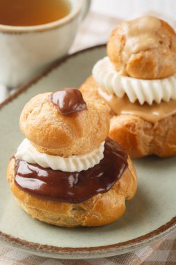 Dini Fransız pastası, daha büyük bir pastanın üzerine istiflenmiş çikolatalı ya da ahşap masadaki tabağa yakın moka aromalı kremalı pastadan yapılmış. Dikey