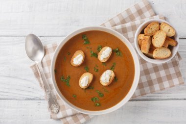 Ev yapımı Zehirli Çorba, kalın ve doyurucu bir tadı vardır. Yumuşak bir balık tonu, kızarmış ekmek ve ahşap masadaki akvaryumdaki aioli sosu ile birlikte. Yukarıdan yatay üst görünüm