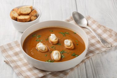 Ev yapımı Zehirli Çorba, kalın ve doyurucu bir tadı vardır. Yumuşak bir balık tonu, kızarmış ekmek ve ahşap masadaki akvaryumdaki aioli sosu ile birlikte. Yatay