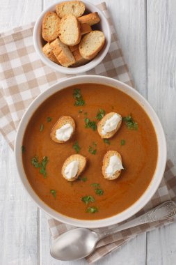 Provencal geleneksel balık çorbası püre Soupe de Poisson, ahşap masadaki kasenin üzerinde kıtır ekmek ve aioli sosu ile servis edilir. Yukarıdan dikey üst görünüm