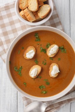 Fransız Çorbası, taze balık, kıtır ekmek ve ahşap masadaki kaseye yakın plan aioli sosu ile yapılmış. Yukarıdan dikey üst görünüm