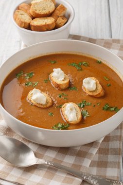 Provencal geleneksel balık çorbası püre Soupe de Poisson, ahşap masadaki kasenin üzerinde kıtır ekmek ve aioli sosu ile servis edilir. Dikey