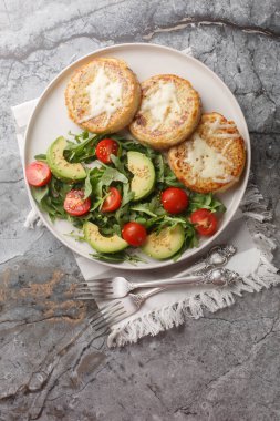 Sebzeli yumurtalı börek ve salata masadaki tabağa yakın. Yukarıdan dikey üst görünüm