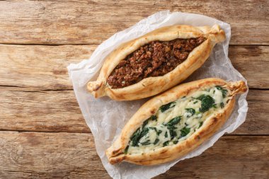 Peynir, baharatlı et ve ıspanak da dahil olmak üzere çeşitli malzemelerle doldurulmuş Türk düz ekmeği. Yukarıdan yatay üst görünüm