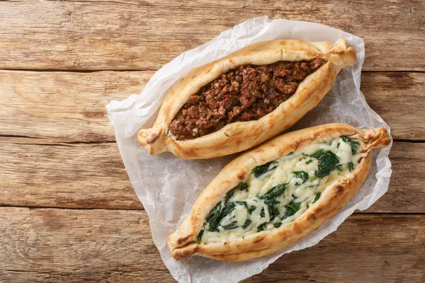 Peynir, baharatlı et ve ıspanak da dahil olmak üzere çeşitli malzemelerle doldurulmuş Türk düz ekmeği. Yukarıdan yatay üst görünüm