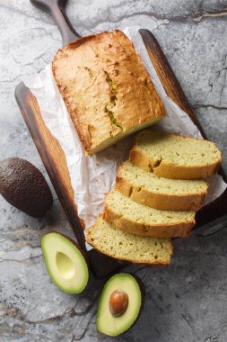 Ev yapımı avokado ekmeği mi? Somun somunu masadaki tahtaya yakın tut. Yukarıdan dikey üst görünüm