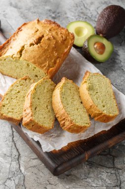 Tatlı Avocado Quick Bread mükemmel bir kahvaltı ya da masadaki tahta tahtaya yakın plan atıştırmalık. Dikey