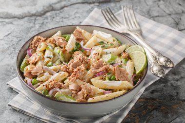Makarnalı ton balığı salatası, yeşil bezelye, kırmızı soğan ve yakın plan kereviz. Yatay