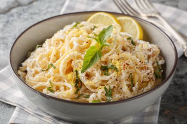 İtalyan Makarnası, ricotta, parmesan, ekstra saf zeytinyağı, sarımsak, limon, fesleğen ve biberli masaya yakın. Yatay