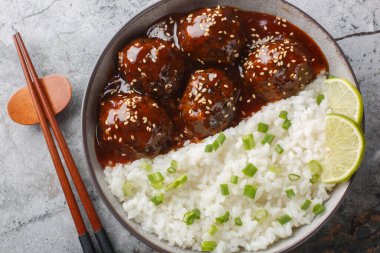 Ballı Sriracha Jöleli Köfte. Masadaki kasede yakın plan pilav ile servis ediliyor. Yukarıdan yatay üst görünüm