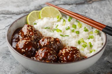 Ballı Sriracha Jöleli Köfte. Masadaki kasede yakın plan pilav ile servis ediliyor. Yatay