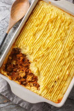 Shepherd 's Pie' ın etsiz sütsüz turtası sebzelerle dolu ve masadaki fırın tepsisine lezzet katılmış. Yukarıdan dikey üst görünüm