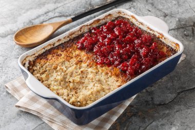 Baharatlı ve tatlı Maksalatikko kremalı pirinç güveci. Yanında kızılcık reçeli ile birlikte masada servis ediliyor. Yatay