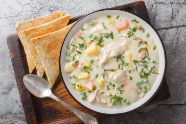 Lezzetli tavuk turtası çorbası aynı turta gibi. Masanın üzerindeki tahta tahtaya yakın plan yapmak zorunda kalmadan. Yukarıdan yatay üst görünüm