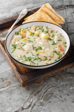 Tavuklu börek çorbası doyurucu, rahatlatıcı ve masadaki tabağa yakın bir hafta sonu yemeği için mükemmel. Dikey