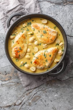 Tavuk Diane 'de konyak, dijon hardalı ve masadaki tavaya yakın krema var. Yukarıdan dikey üst görünüm