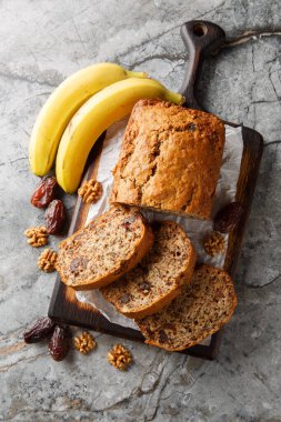 Muzlu fındıklı diyet ekmeği masadaki tahtaya yakın plan yap. Yukarıdan dikey üst görünüm