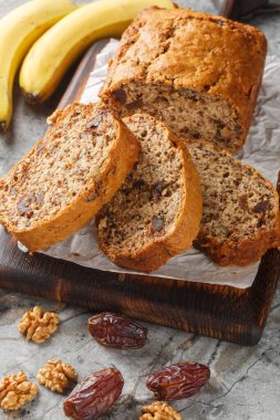 Muzlu fındıklı diyet ekmeği masadaki tahtaya yakın plan yap. Dikey