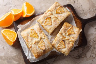 Cevizli portakallı turta, kuru üzüm ve masadaki tahtaya yakın plan dolduran taze meyve. Yukarıdan yatay üst görünüm