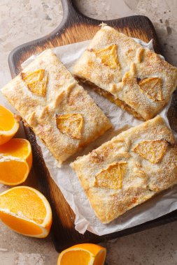 Reçelli, fındıklı, kuru üzümlü ve taze meyveli turtalı turta. Yukarıdan dikey üst görünüm