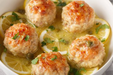 Tavuklu köfteler, limon, beyaz şarap ve kapari ile birlikte kadife bir piccata sosuyla bitirildi. Yatay