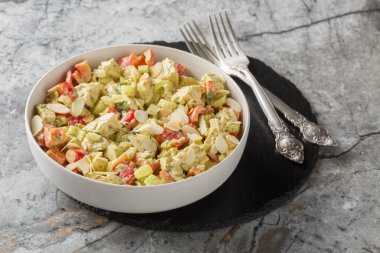 Haşlanmış tavuk göğsü, taze sebze ve bademlerle dolu sağlıklı pesto salatası. Yatay