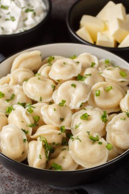 Ekşi kremalı, tereyağlı ve otlu Rus pelmeni köfteleri. Dikey
