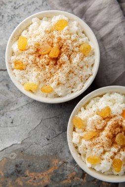 Sütlü ve şekerli sütlü sütlü sütlü sütlü sütlü sütlü sütlü sütlü sütlü sütlü sütlü sütlü sütlü sütlü sütlü sütlü, vanilyalı ve üzümlü olanını masadaki kaseye yakın çekimde bitir. Yukarıdan dikey üst görünüm