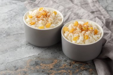 Tarçınlı tatlı pirinç pudingi ve ramekin içinde yakın plan altın üzümler. Yatay