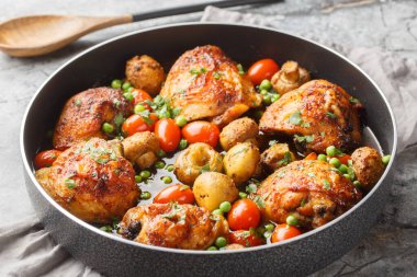 Ballı sarımsaklı tavuk butları mantarla pişirilmiş, yeşil bezelye, kiraz domatesleri ve masanda yakın plan otlar. Yatay