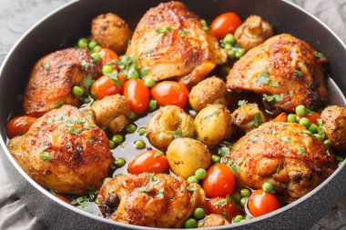 Mantarlı, yeşil bezelyeli, kirazlı domatesli, sarımsaklı ve otlu nefis çıtır tavuk butları masanın üstünde. Yatay