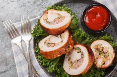 Pastırma, soğan ve mantarla doldurulmuş lezzetli hindi fileto ve masada ketçapla servis edilen yakın plan ketçap. Yukarıdan yatay üst görünüm