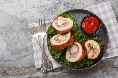 Pastırma, soğan ve mantarlı sulu hindi dürümü masanın üstünde. Yukarıdan yatay üst görünüm