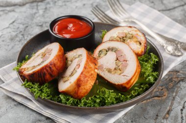 Pastırma, soğan ve mantarla birlikte masada ketçapla servis edilen özel dilimlenmiş hindi filetosu. Yatay