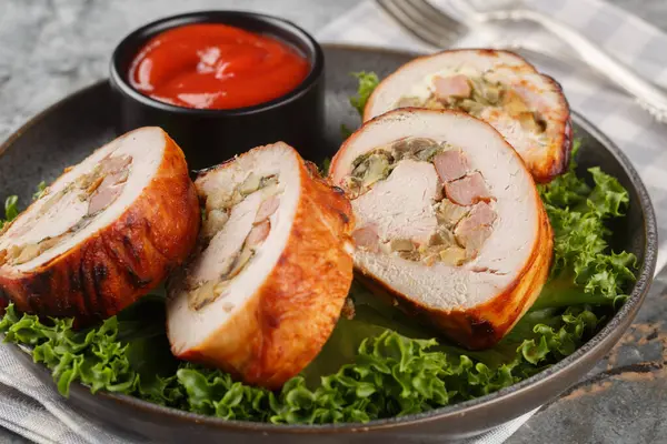 Pastırma, soğan ve mantarla doldurulmuş lezzetli hindi fileto ve masada ketçapla servis edilen yakın plan ketçap. Yatay