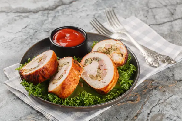 Pastırma, soğan ve mantarlı sulu hindi dürümü masanın üstünde. Yatay