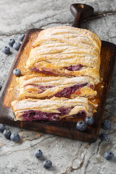 Böğürtlenli puf böreği ve masaya yakın plan krem peynir. Dikey